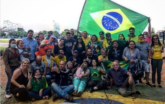 Foto publicada por Eduardo Bolsonaro com parte do grupo 300 do Brasil [fotografo] Reprodução / Twitter Eduardo Bolsonaro [/fotografo]