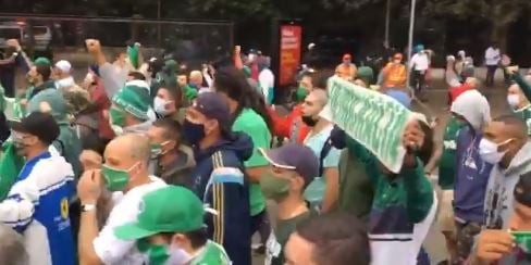 Torcida do Palmeiras em manifestação pró-democracia [fotografo] Reprodução / Twitter @LuisAdorno, repórter do Uol [/fotografo] 