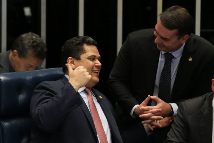 Presidente do Senado, Davi Alcolumbre. e o senador Flávio Bolsonaro conversam no Plenário do Senado [fotografo] Agência Brasil [/fotografo].