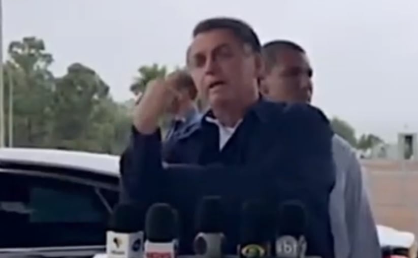 Bolsonaro faz gesto agressivo contra jornalistas durante coletiva no Palácio da Alvorada, em junho de 2020 [fotografo]Reprodução/YouTube[/fotografo]