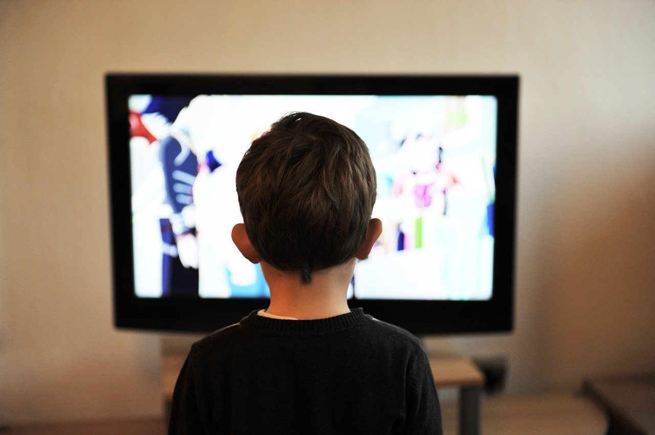 Criança assistindo TV [fotografo] Pixabay [/fotografo]