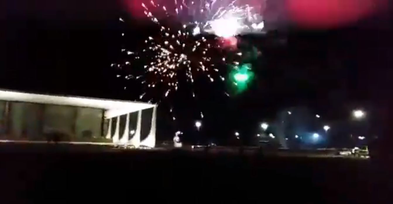 Bolsonaristas jogam fogos de artifício contra o STF [fotografo] Reprodução [/fotografo]