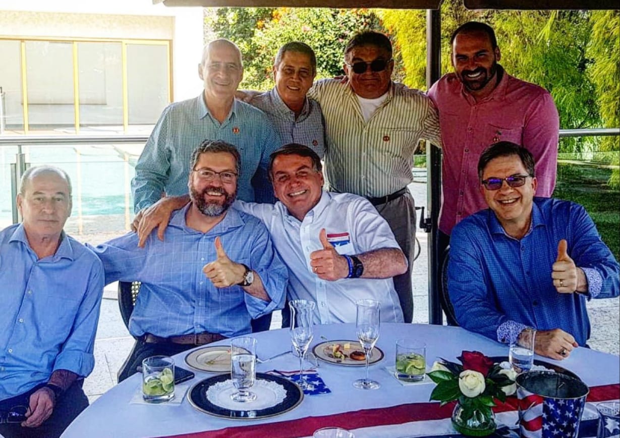 Sem máscara, Bolsonaro se reuniu com o ministros e o embaixador dos EUA, no sábado (4). [fotografo]Arquivo/Facebook[/fotografo]