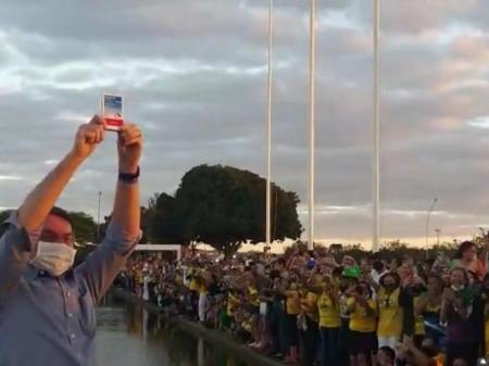 Presidente Jair Bolsonaro exibe Cloroquina para apoiadores. Remédio se mostrou ineficaz contra covid-19 [fotografo] Reprodução [/fotografo]