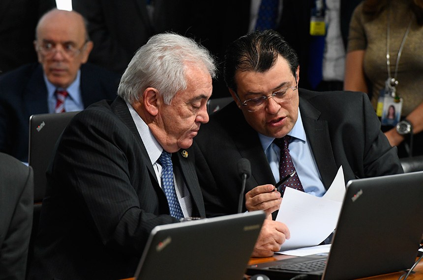 Os senadores Otto Alencar (PSD-BA) e Eduardo Braga (MDB-AM). [fotografo] Agência Senado [/fotografo].