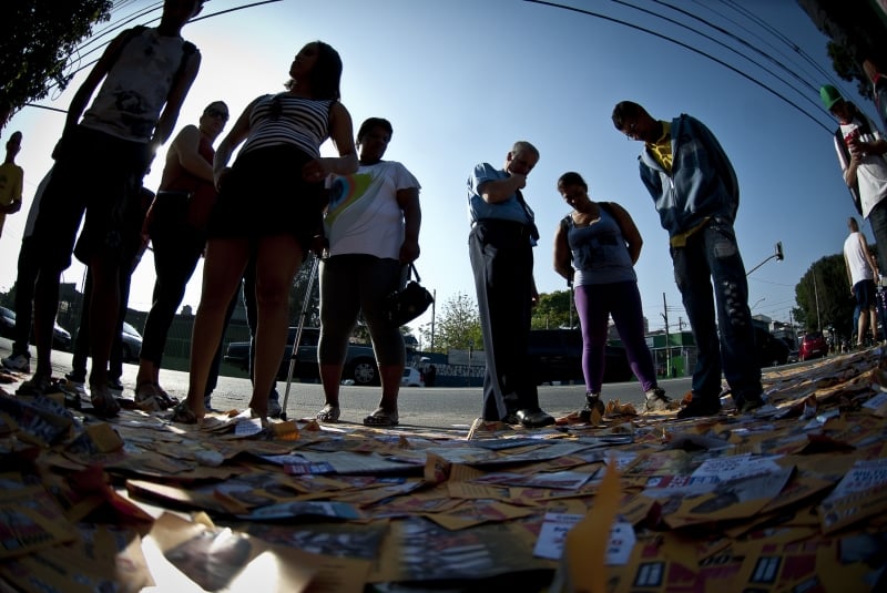 Santinhos de candidatos espalhados pelo chão em dia de votação[fotografo]Marcelo Camargo/ABr[/fotografo]