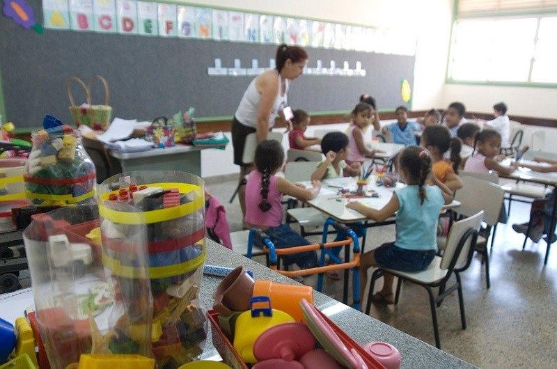 Alunos do Ensino Fundamental correm o risco de começar o ano sem livro didático. Foto: Agência Brasil