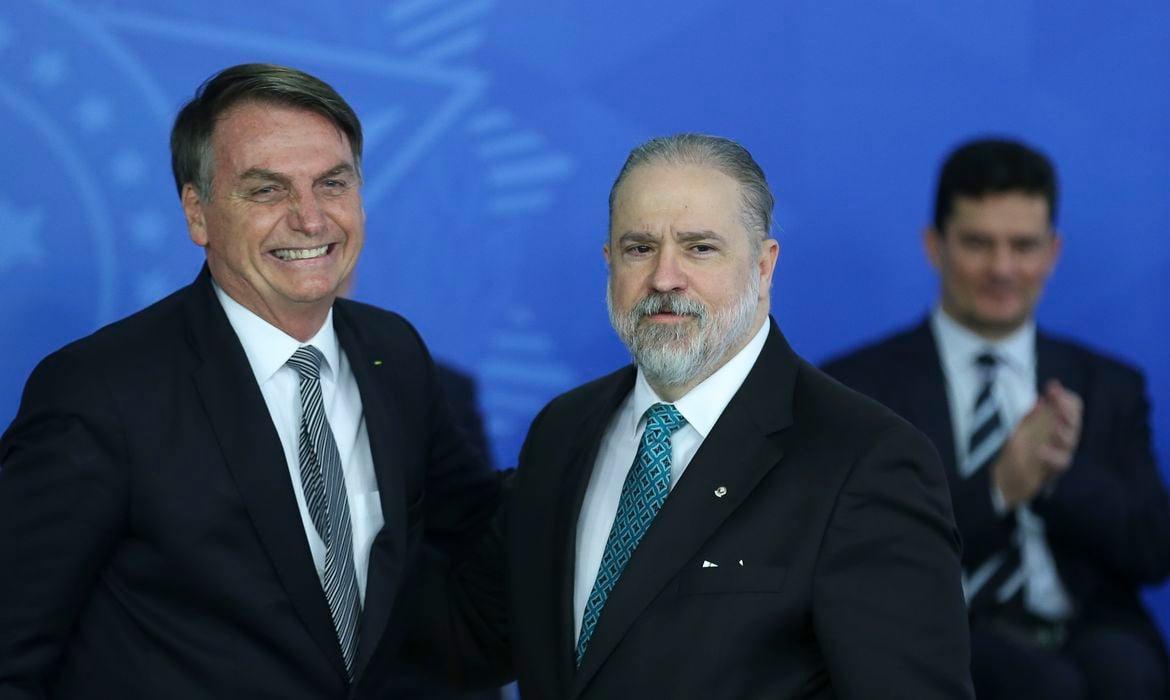 O presidente Jair Bolsonaro dá posse ao novo procurador-geral da República, Augusto Aras, no Palácio do Planalto, em setembro de 2019. [fotografo]José Cruz/Agência Brasil[/fotografo]