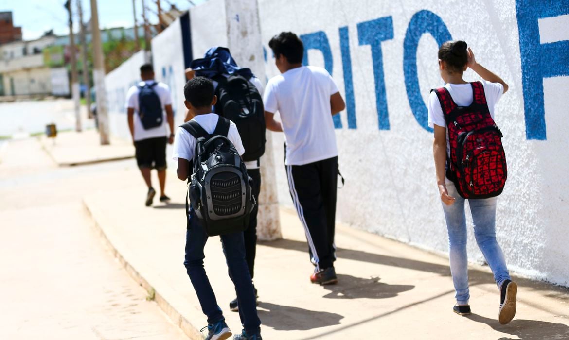 Alunos saindo de escola na Estrutural, no Distrito Federal Foto: Marcelo Camargo / Agência Brasil 