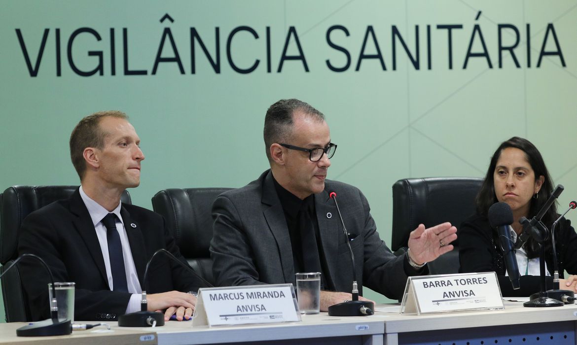 Marcus Miranda, o diretor- presidente substituto, Antonio Barra e a coordenadora de infraestrutura e meio de transporte da gerência geral de portos, aeroportos e fronteiras da Anvisa, Viviane Vilella [fotografo] Agência Brasil [/fotografo].