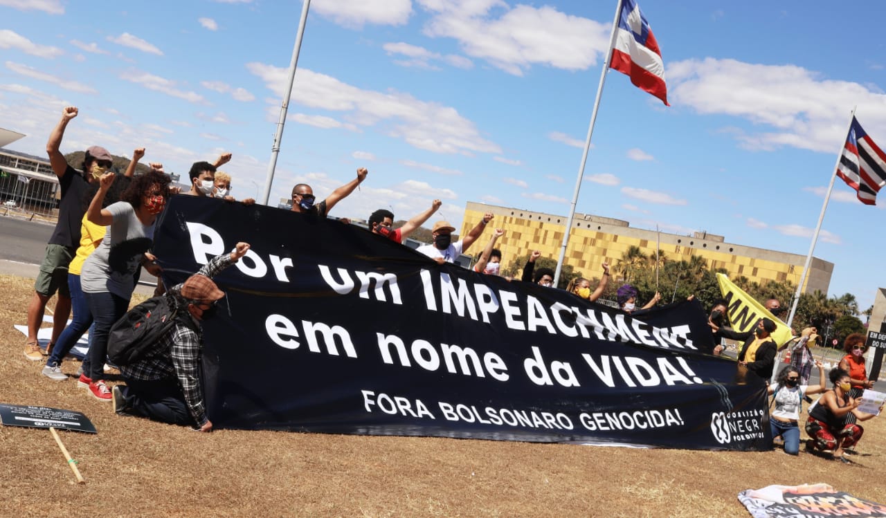 Além de apresentar o pedido de impeachment, o grupo também protestou em frente ao Congresso [Matheus Alves e Pedro Borges - Alma Preta]