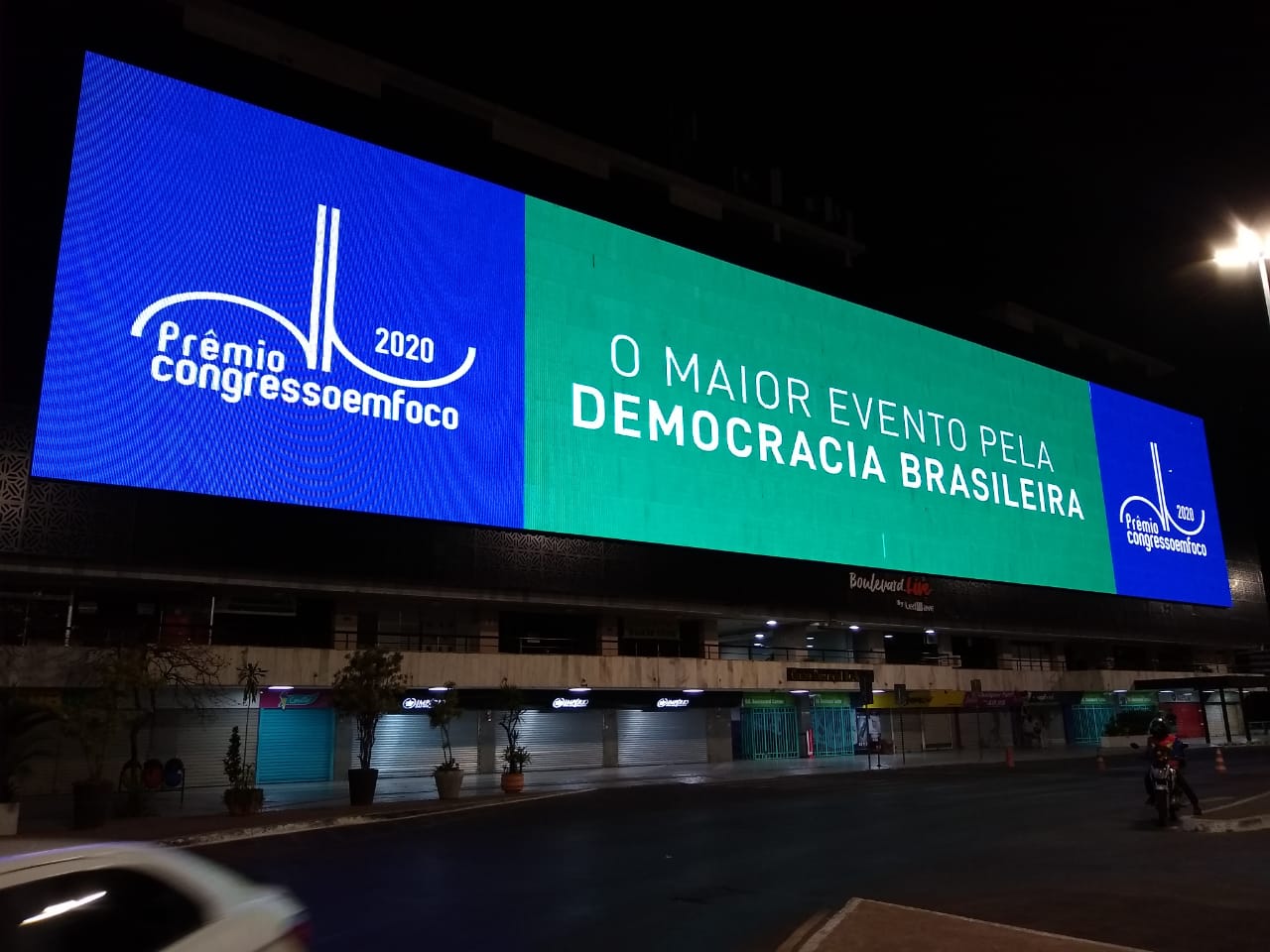 O Prêmio e sua mensagem pela democracia foram divulgados durante quatro dias, em agosto de 2020, no maior painel de Brasília[fotografo]Paulo Negreiros[/fotografo]