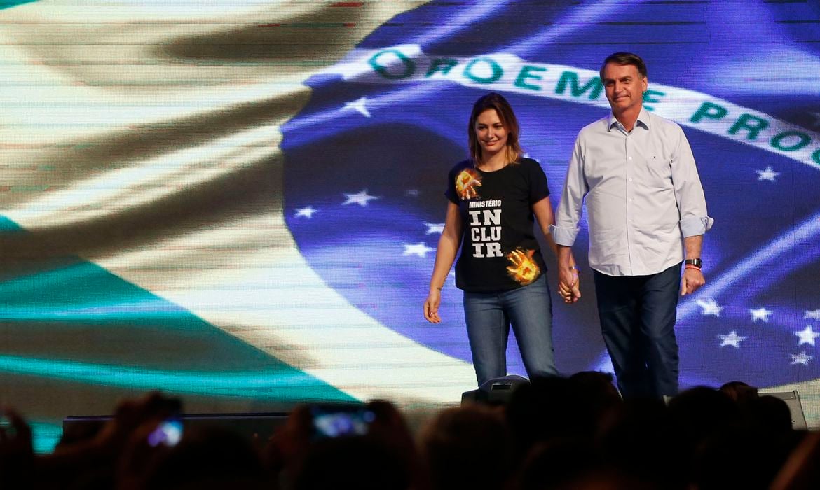 O presidente eleito Jair Bolsonaro (PSL) participa de culto na Igreja Batista Atitude ao lado da esposa, Michelle Bolsonaro, no Rio de Janeiro [fotografo]Fernando Frazão/ Agência Brasil[/fotografo]
