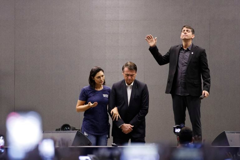 O presidente da República, Jair Bolsonaro, assiste ao culto na Igreja Batista Atitude,acompanhado da  esposa, Michelle Bolsonaro e o pastor Josué Valandro. [fotografo] Fernando Frazão/Agência Brasil[/fotografo]