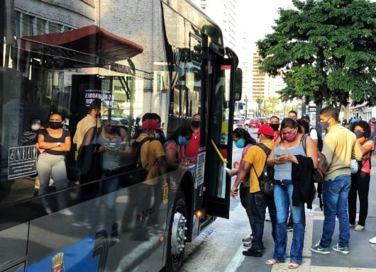 Passageiros tomam ônibus em São Paulo. Foto: Roberto Parizotti/Fotos Públicas