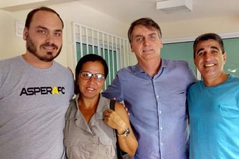 Wal do Açaí, a Wal Bolsonaro, entre o presidente e o seu filho Carlos[fotografo]Reprodução/Facebook[/fotografo]