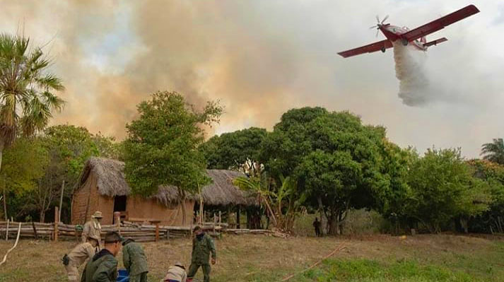 Mato Grosso MT 14 08 2020Homens doCorpo de Bombeiros do MatoGrosso durante combate a queimadas no Pantanal foto CBMT