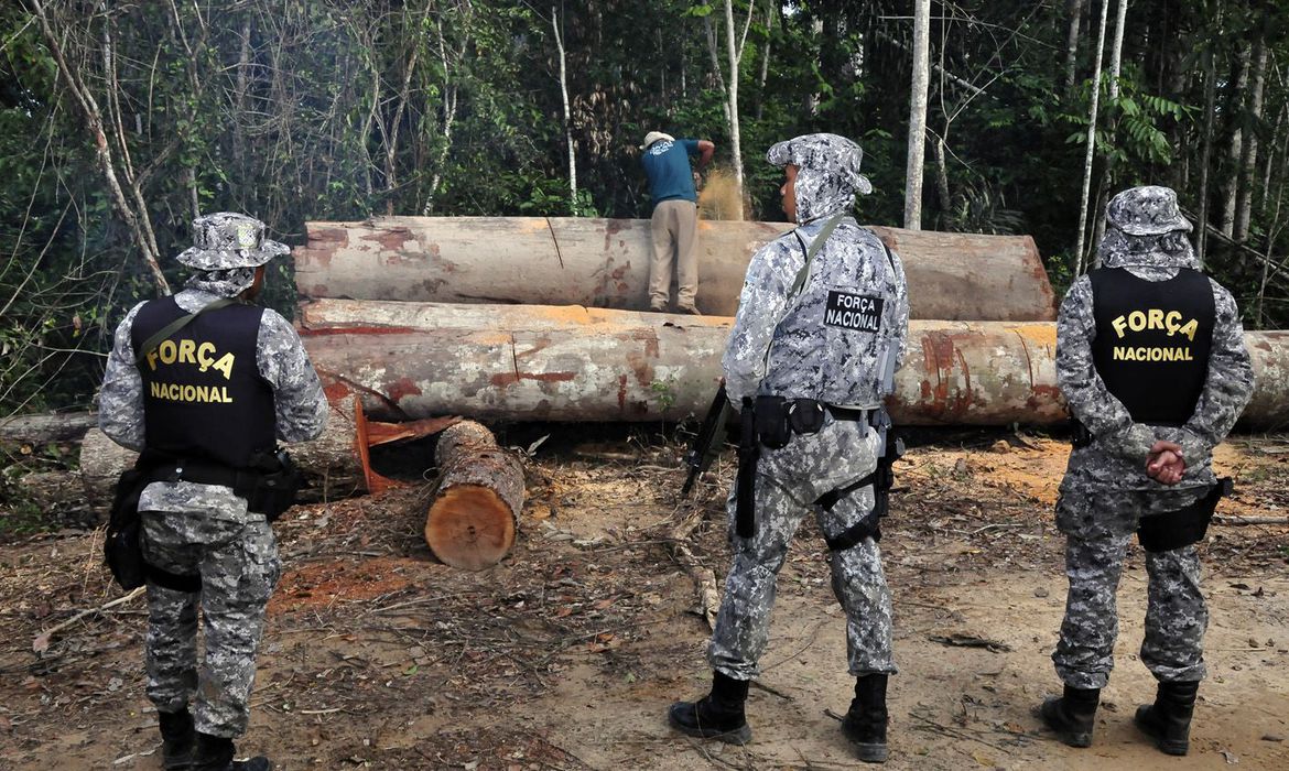 Amazônia, uma década de esperança, escrita por João Paulo R. Capobianco, traz histórico de combate ao desmatamento governo brasileiro. Foto: Mário Vilela/Funai