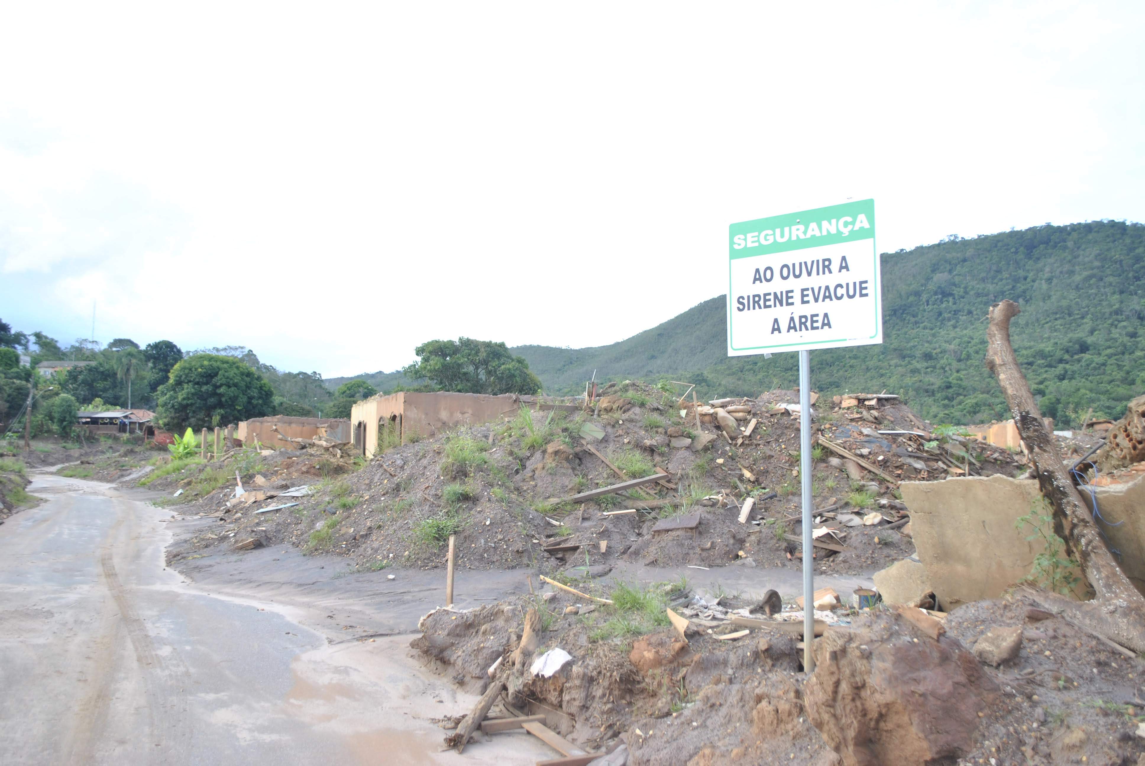 Placa indicativa colocada no bairro de Bento Rodrigues, em Mariana (MG). Local foi atingido pelo rompimento da barragem de Fundão, em 2015. [fotografo]Guilherme Mendes[/fotografo]