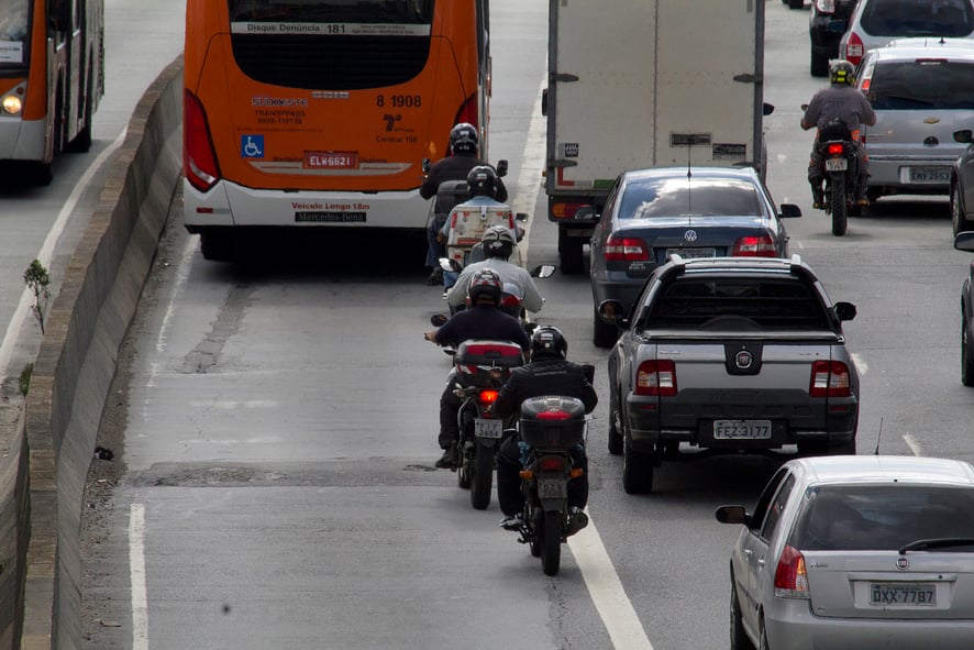 Motos trafegam entre carros [fotografo] Marcos Santos/USP imagens [/fotografo]