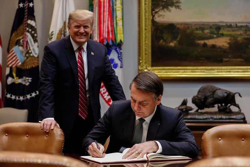 Presidente da República Jair Bolsonaro assina o livro de visitas da White House, em visita em março de 2019. [fotografo]Alan Santos/PR[/fotografo]