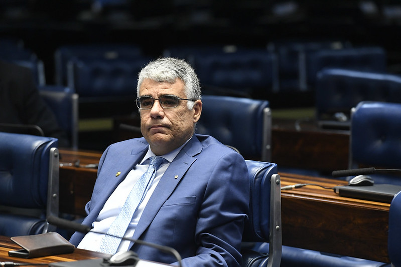 Em comissão, Eduardo Girão comparou a si mesmo ao empresário alemão Oskar Schindler, e comparou golpistas às vítimas do Holocausto.  Foto: Edilson Rodrigues/Agência Senado