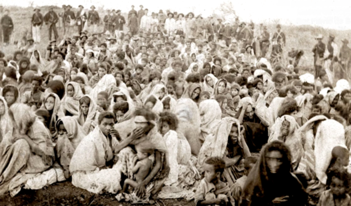 Imagem de 2 de outubro de 1897 feita por Flávio de Barros mostra 400 pessoas rendidas no Arraial de Canudos[fotografo]Museu da República[/fotografo]