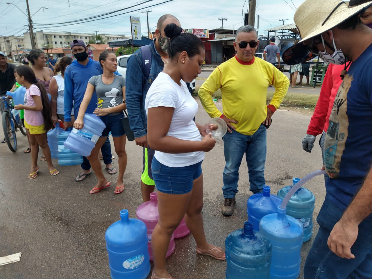 Sem abastecimento de luz e água, moradores de Macapá (AP) fazem fila em frente a caminhão pipa [fotografo] Prefeitura de Macapá [/fotografo]