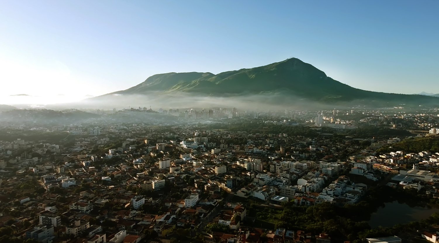 Pico do Ibituruna, cartão postal de Governador Valadares, onde ocorrem campeonatos mundiais de voo livre [fotografo] Alexandre - Fogão filmes [/fotografo]  