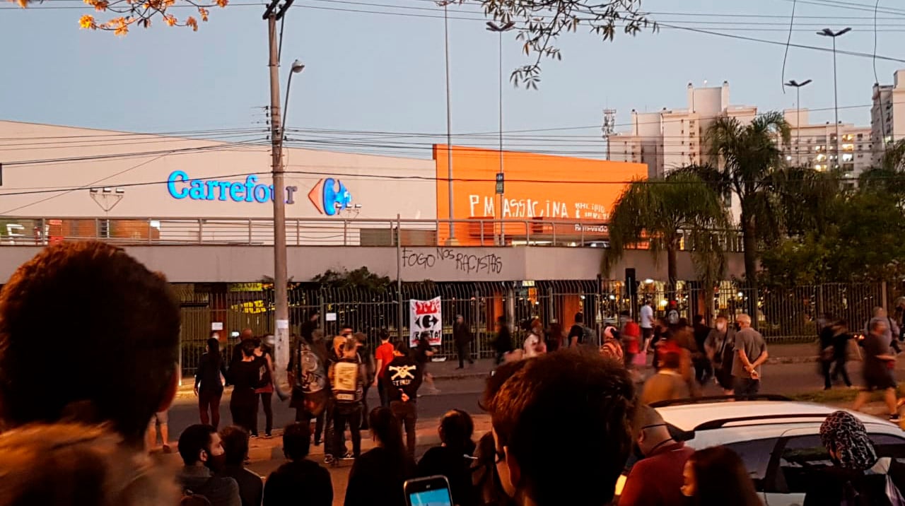 Manifestantes em frente ao Carrefour em Porto Alegre protestam pelo assassinato de João Alberto.[fotografo]Guilherme Gonçalves/FotosPublicas[/fotografo]