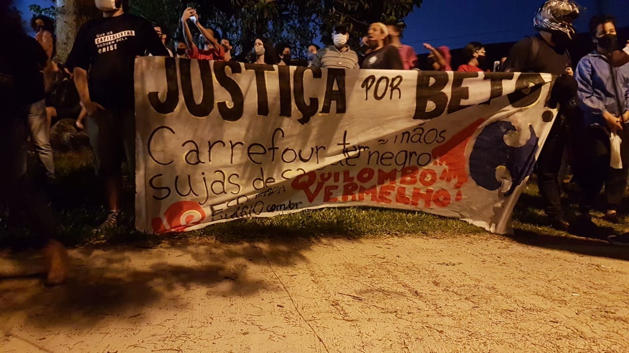 Manifestantes em frente ao Carrefour em Porto Alegre protestam pelo assassinato de João Alberto.[fotografo]Guilherme Gonçalves/FotosPublicas[/fotografo]