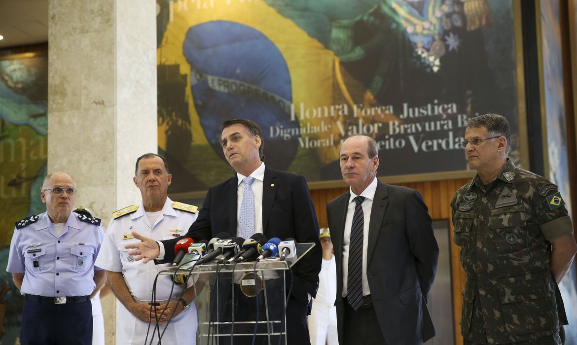 O presidente Jair Bolsonaro e os comandantes das Forças Armadas.[fotografo]Marcelo Camargo/Agência Brasil[/fotografo]