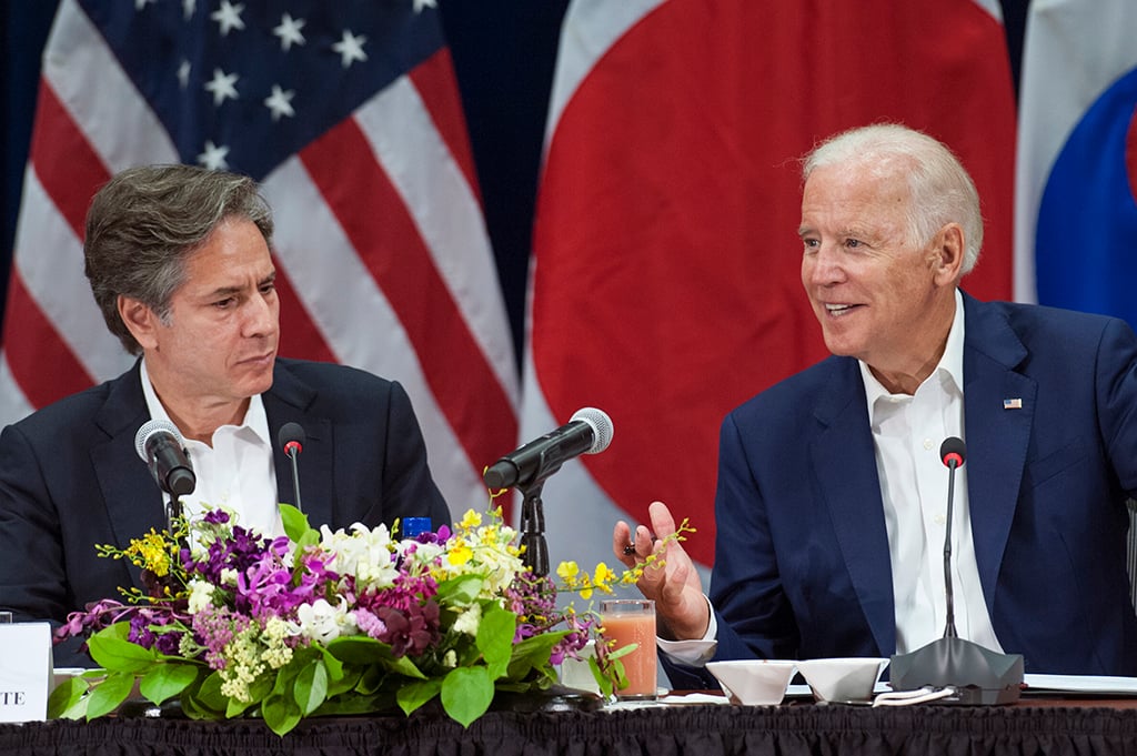 O então vice-presidente Joe Biden discursa ao lado de Anthony Blinken, no Havaí, em 2014. [fotografo]Christopher Hubenthal/ U.S. Air Force via Flickr[/fotografo]