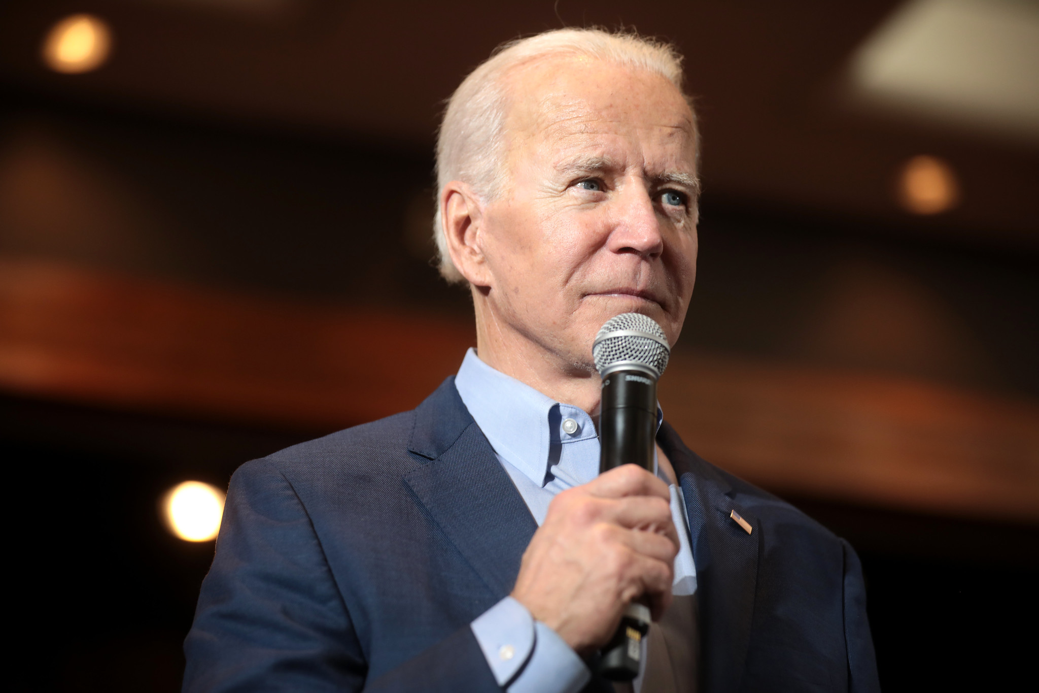 A idade avançada de Joe Biden, atual presidente dos EUA, tornou-se um dos principais temas na corrida eleitoral estadunidense, especialmente em razão da sua desastrosa participação no debate contra o antigo morador da Casa Branca. Foto: Gage Skidmore