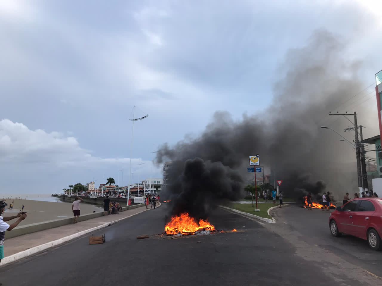 Protesto feito na orla de Macapá