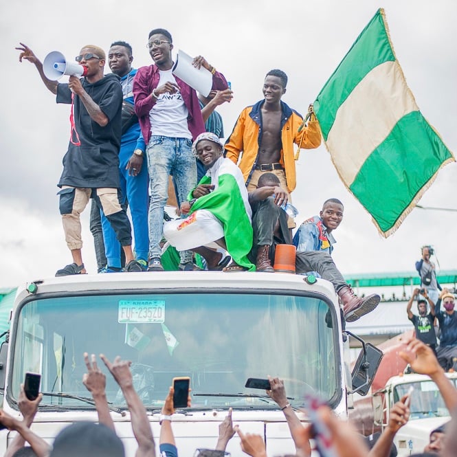 Manifestantes protestam pelo fim do SARS em lagos, cidade mais populosa da Nigéria, em outubro. [fotografo] Ayokanmi Oyeyemi/ Wikimedia Commons [/fotografo]