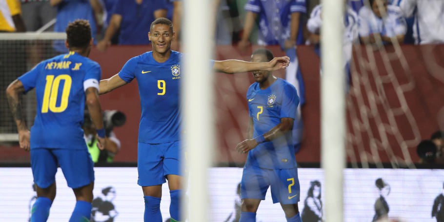 O atacante Richarlison (camisa 9) com colegas em uma partida da seleção em 2018.[fotografo]Lucas Figueiredo/CBF/FotosPublicas[/fotografo]