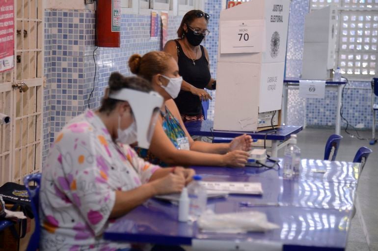 Mesárias aguardam eleitora votar no Rio de Janeiro[fotografo]Tomaz Silva/ABr[/fotografo]