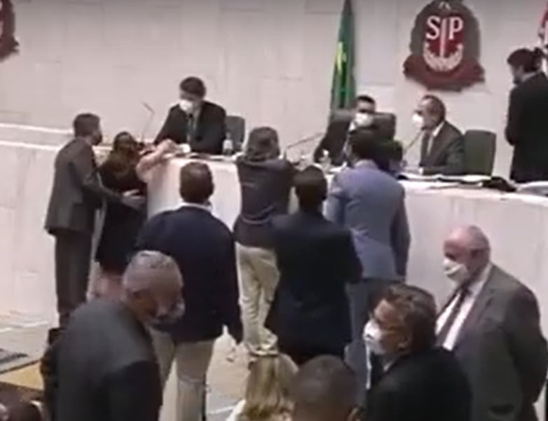 Momento em que Fernando Cury abraça a deputada Isa Penna por trás durante sessão da Alesp [fotografo] Reprodução Alesp [/fotografo] 