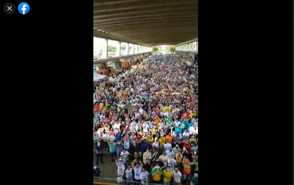 Em SP, presidente causa aglomeração. [fotografo] Reprodução/Redes Sociais [/fotografo]