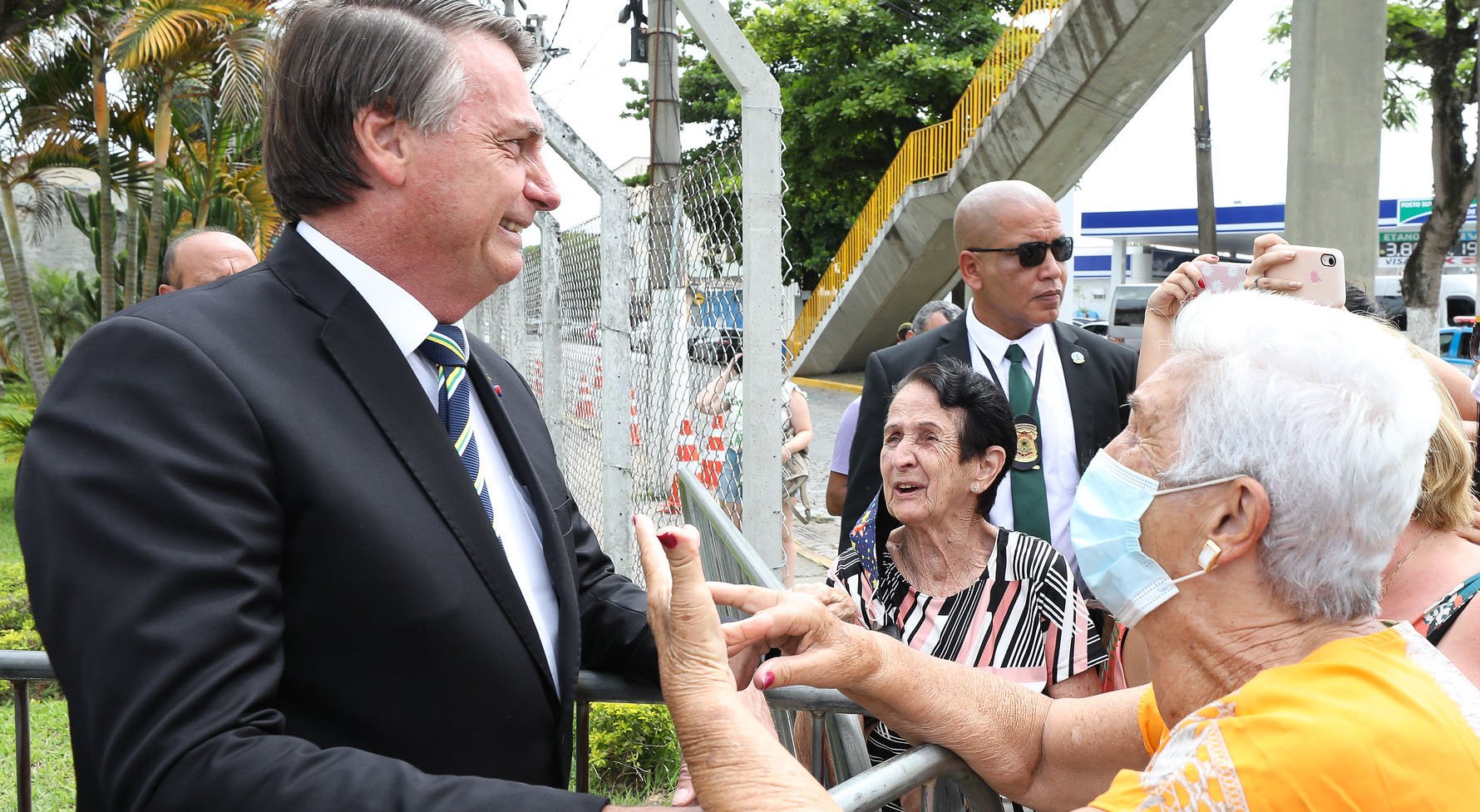 Presidente cumprimenta idosas sem máscaras [fotografo] Marcos Correa/PR [/fotografo]