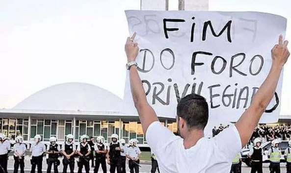 Manifestante em frente ao Congresso pede o fim do foro privilegiado[fotografo]Reprodução[/fotografo]