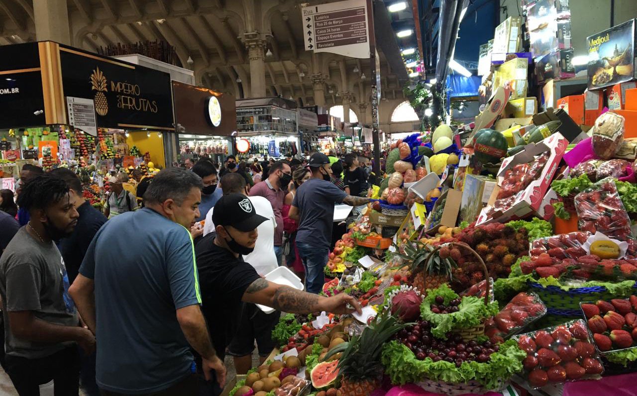 Consumidores circulam pelo Mercado Municipal de São Paulo. Foto: Paulo Pinto /Fotos Públicas