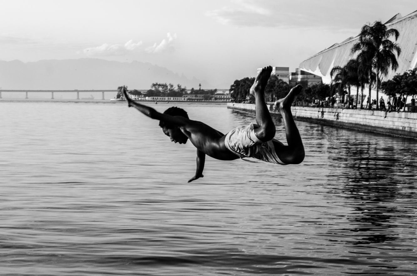 Ele é livre como o ar que o representa no espiral dos redemoinhos e se movimenta na sua flexibilidade e mutabilidade constantes, jaculando o seu sopro transformante em qualquer direção. [fotografo] Mariana Maiara Soares Silva [/fotografo]