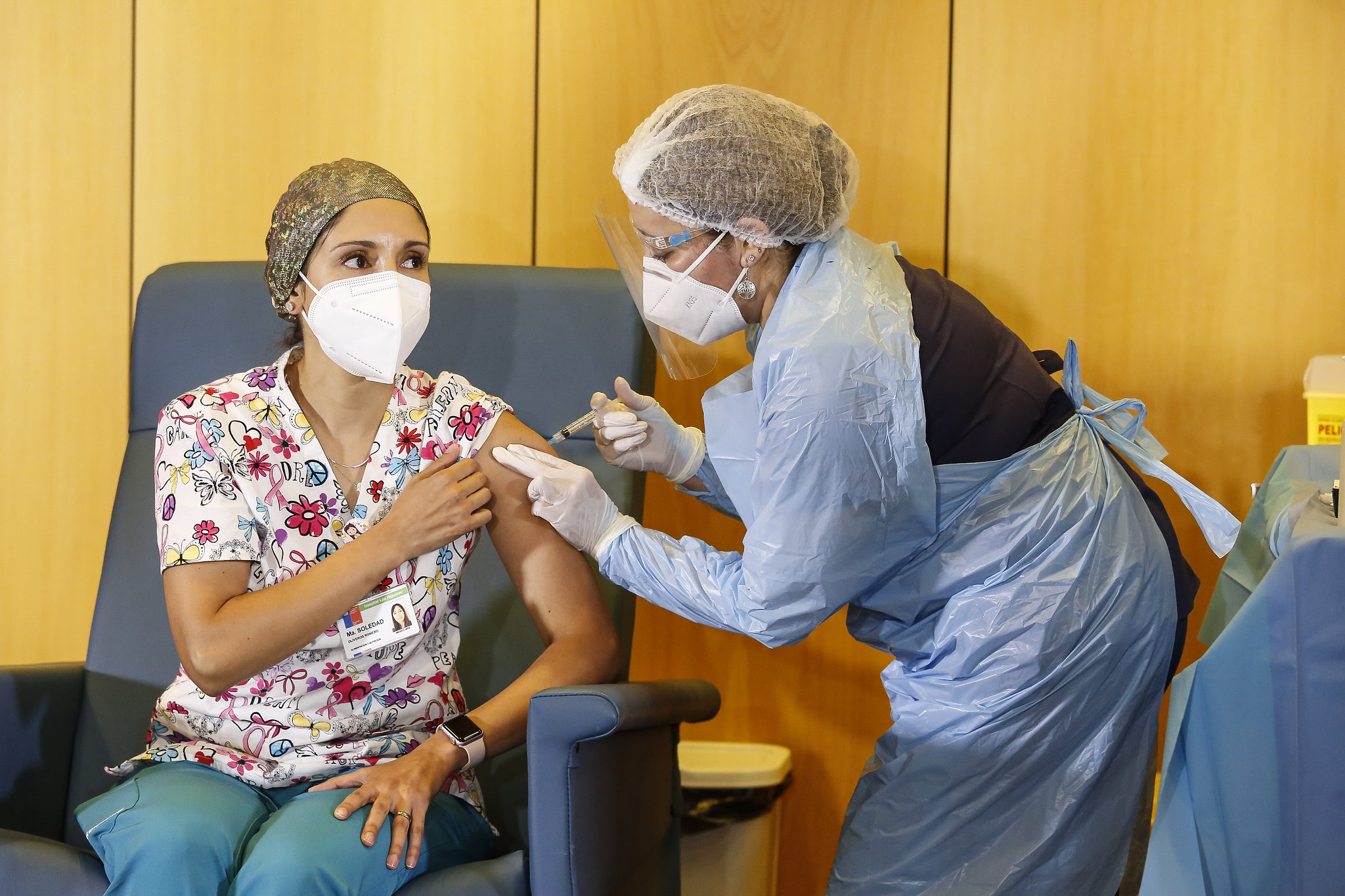 Chilena recebe uma das primeiras doses da vacina contra coronavírus. [fotografo]Alejandra De Lucca V. Minsal 2020[/fotografo]