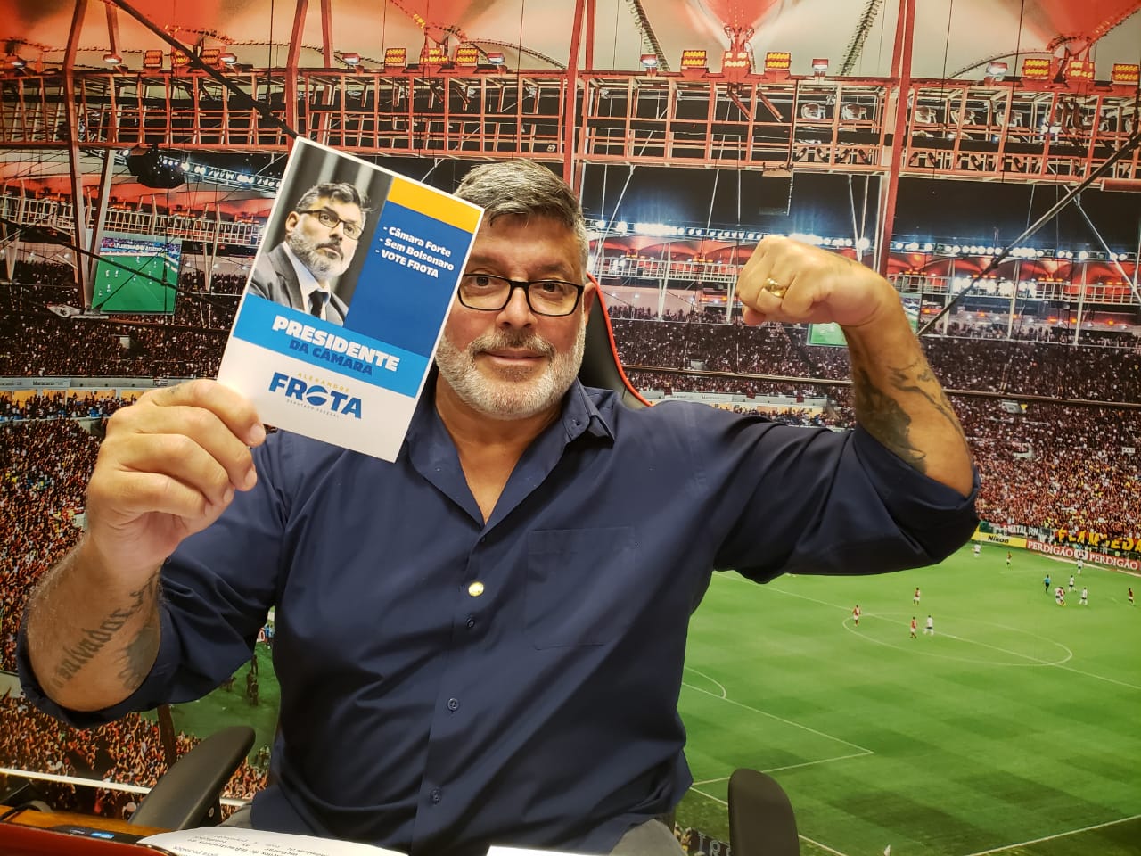 Alexandre Frota exibe folder de sua campanha com slogan 