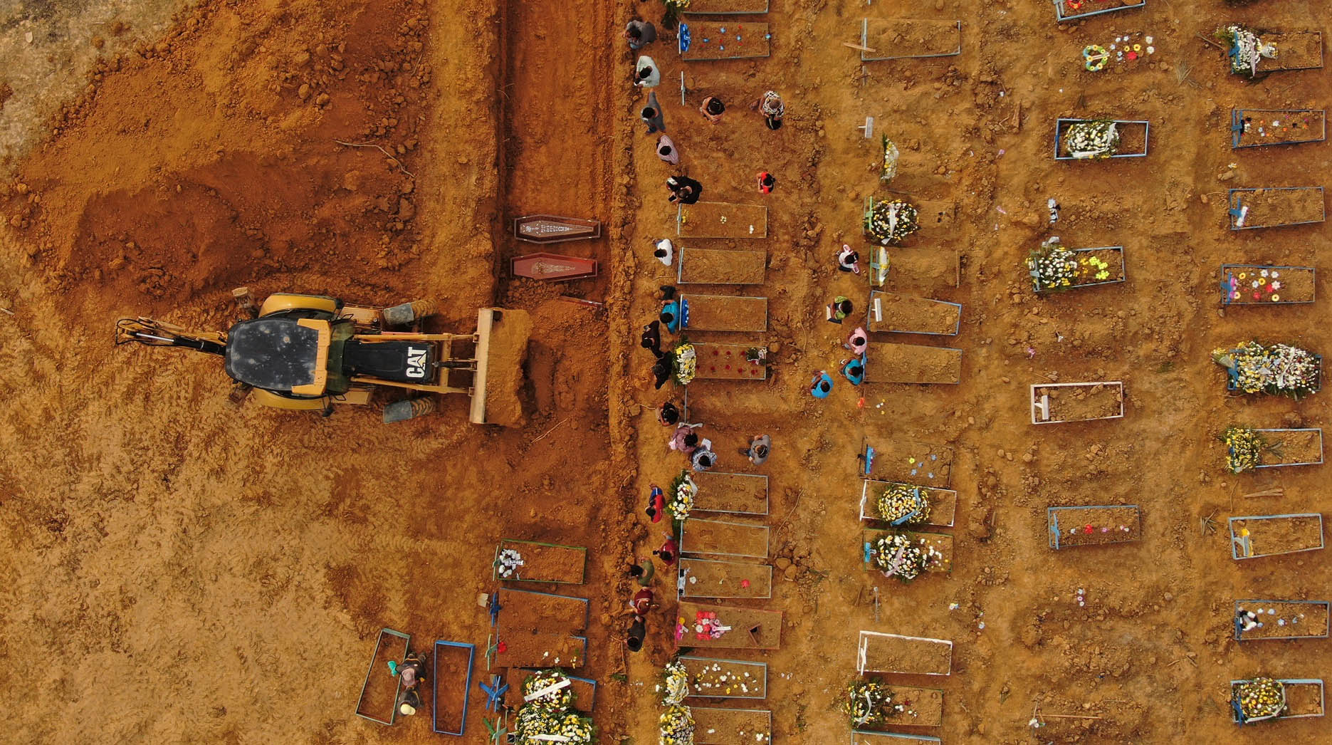 Valas abertas para novo sepultamentos em Manaus[fotografo]Fernando Crispim/Amazônia Real[/fotografo]