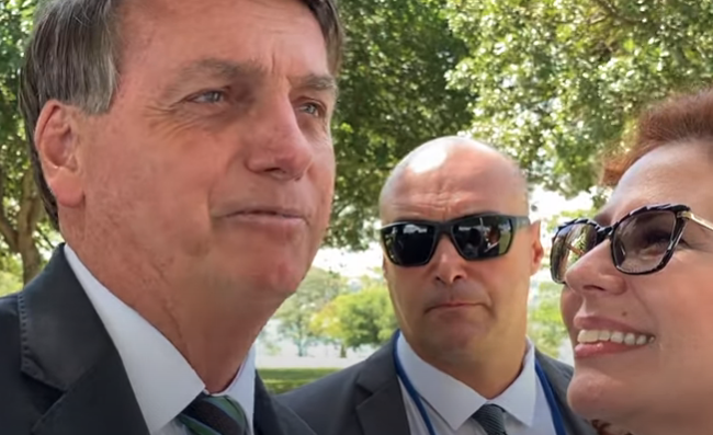 Jair Bolsonaro e Carla Zambelli, durante encontro com apoiadores nesta quarta-feira (27) em frente ao Palácio da Alvorada. [fotografo] Foco do Brasil via Youtube[/fotografo]