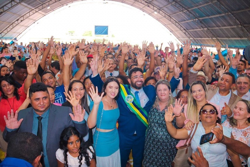 O prefeito Dr. Junior (PP), em cerimônia de posse em Peritoró (MA). Festa no final de semana levou milhares às ruas. [fotografo]Dr. Junior via Instagram[/fotografo]