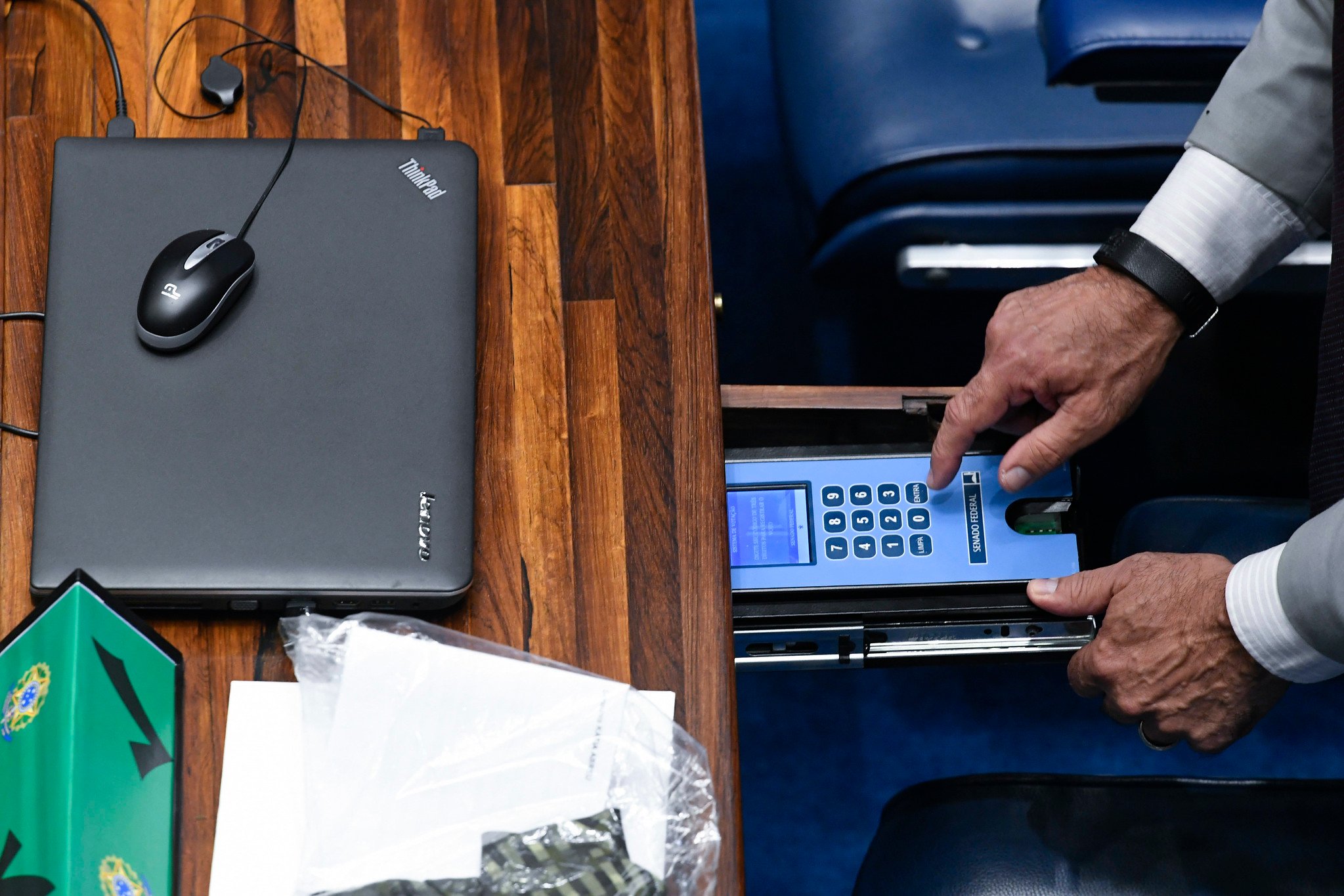 Senador registra votação em sessão no plenário[fotografo]Edilson Rodrigues/Ag. Senado[/fotografo]